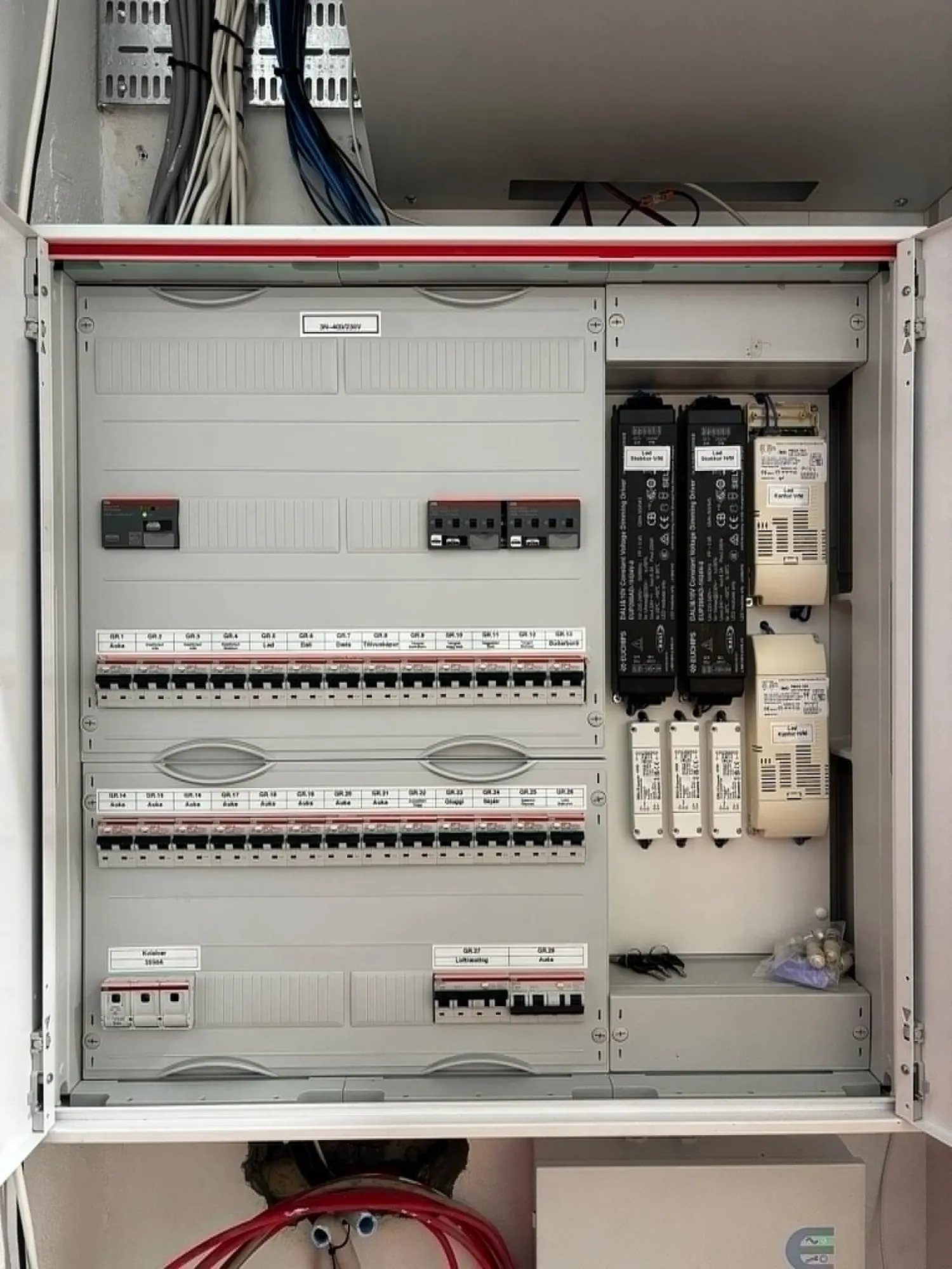 Distribution board with circuit breakers