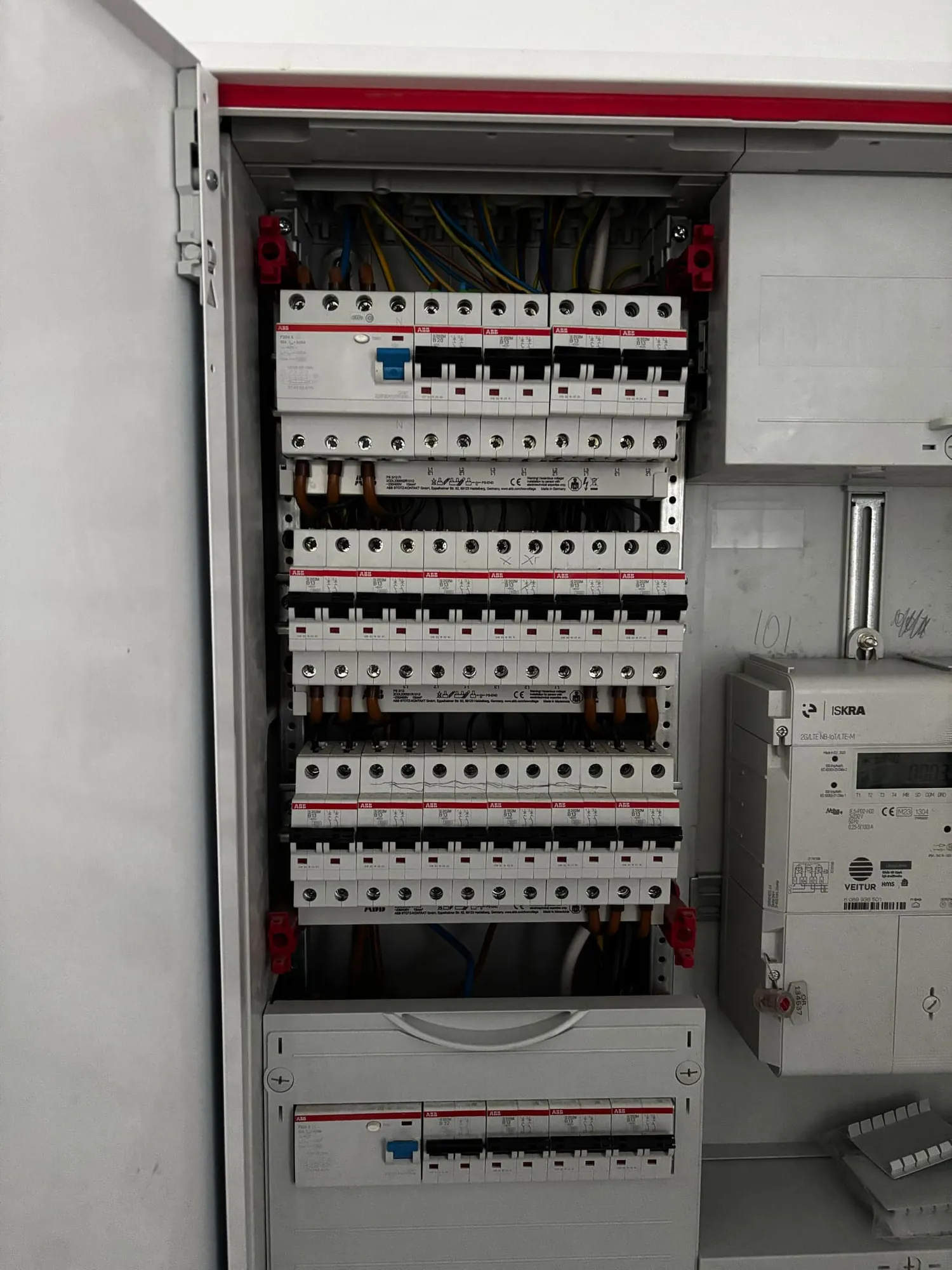 Distribution board with an energy meter