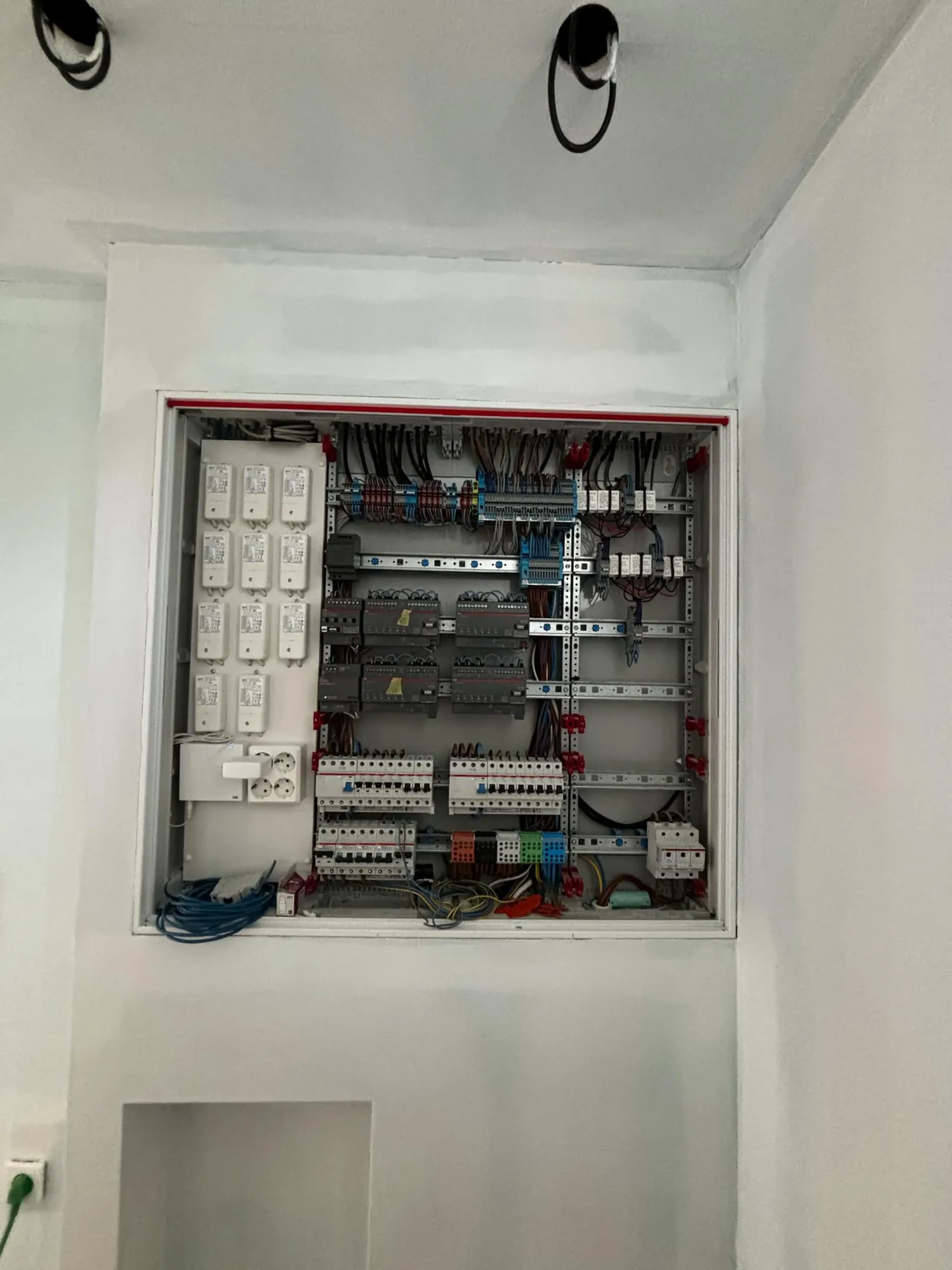 Distribution board recessed into a wall