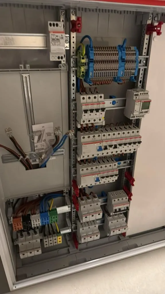 Narrow distribution board with circuit breakers